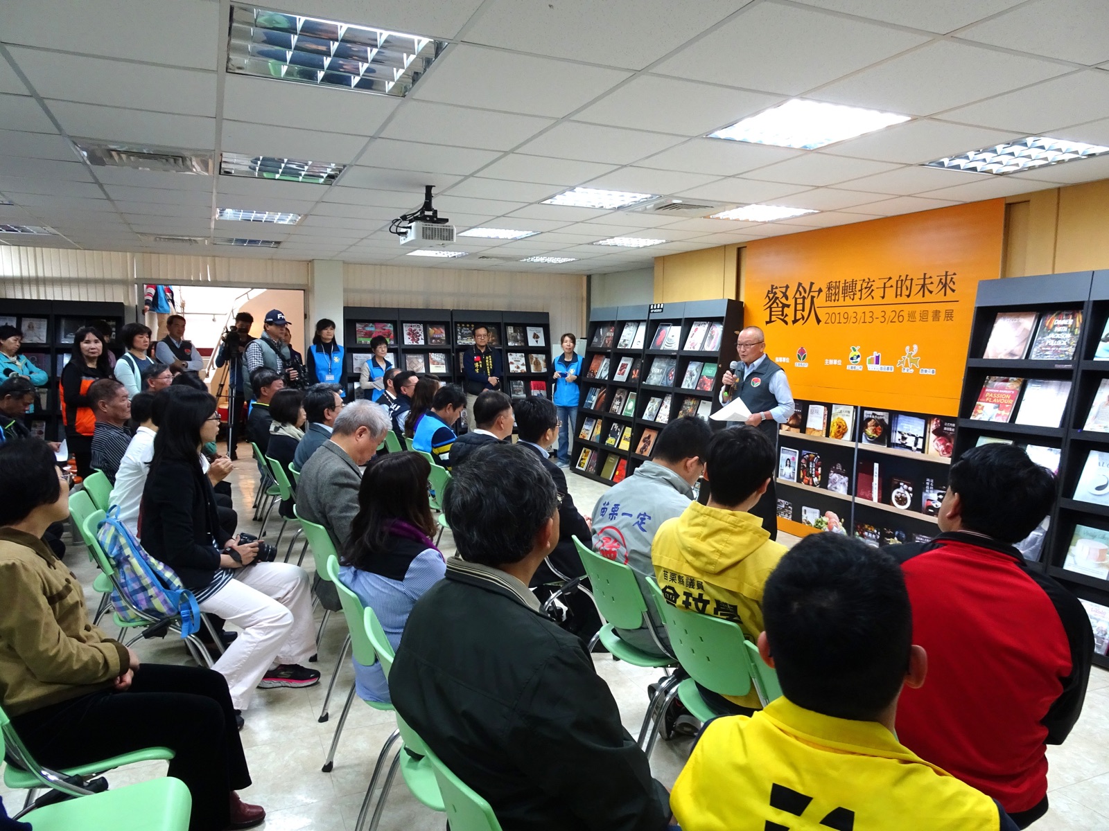 益品書屋巡迴書展 到 苗栗三灣